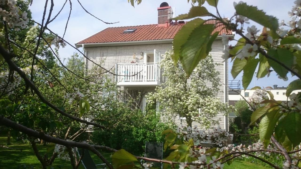 Ljust Boende, Egen Ingang Och Traedgard I Centrum Varberg Luaran gambar