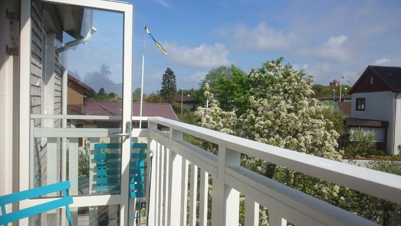 Ljust Boende, Egen Ingang Och Traedgard I Centrum Varberg Luaran gambar