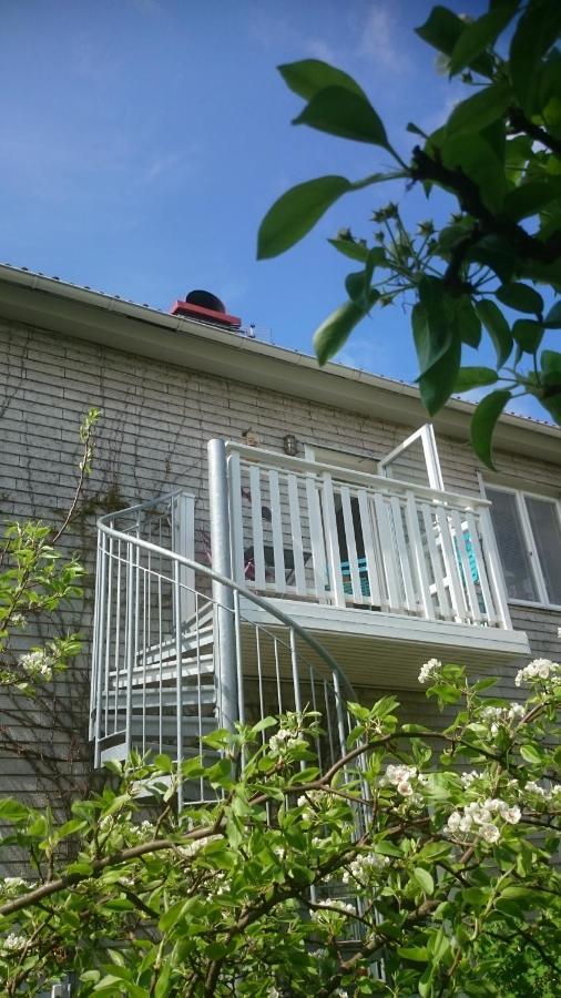 Ljust Boende, Egen Ingang Och Traedgard I Centrum Varberg Luaran gambar